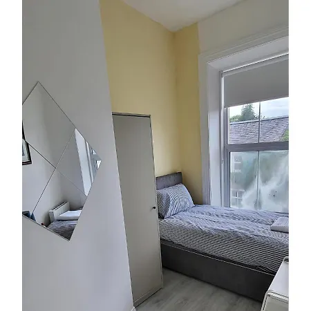 Hostel Town - Budget Double Bedrooms