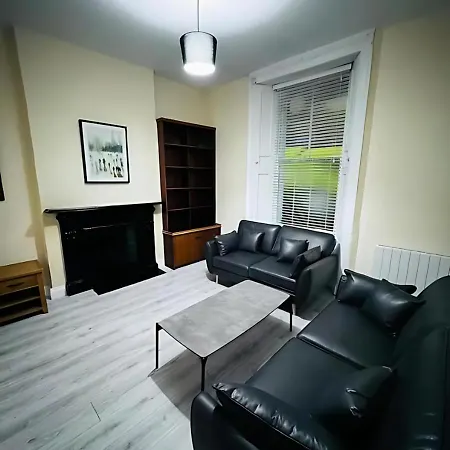 Town - Budget Double Bedrooms Hostel *