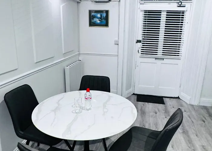 Town - Budget Double Bedrooms * 纳斯